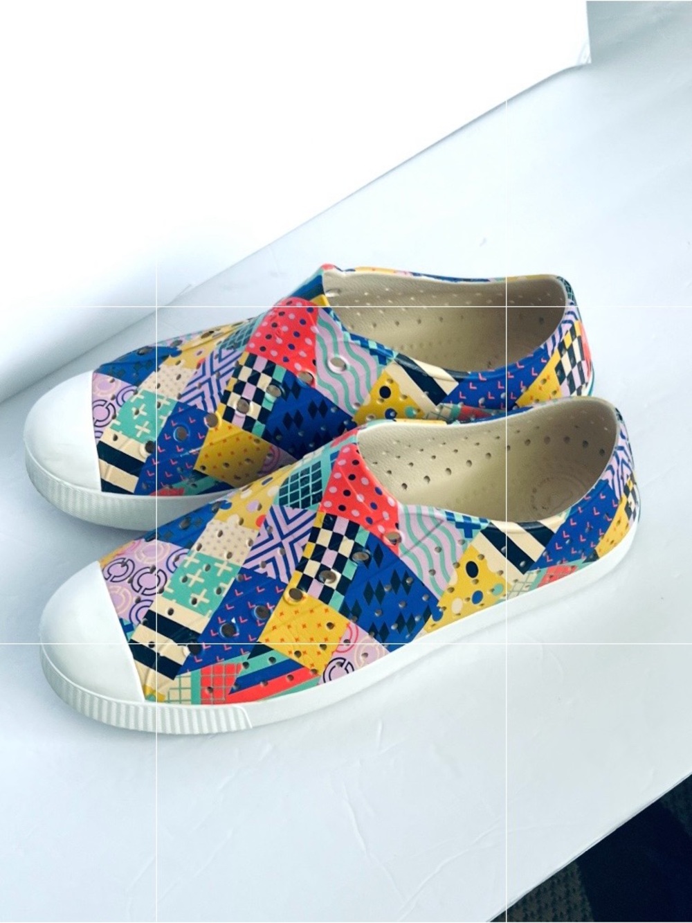 Native Sz 10 Men’s /11,5 Women’s White and Blue Adult Sizing Chart Shoes Sandals